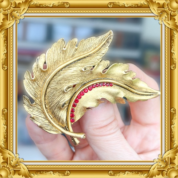 💕Beautiful Gold Tone 2 Leaf Pin / Brooch with Ruby CZ💕 - Picture 1 of 7